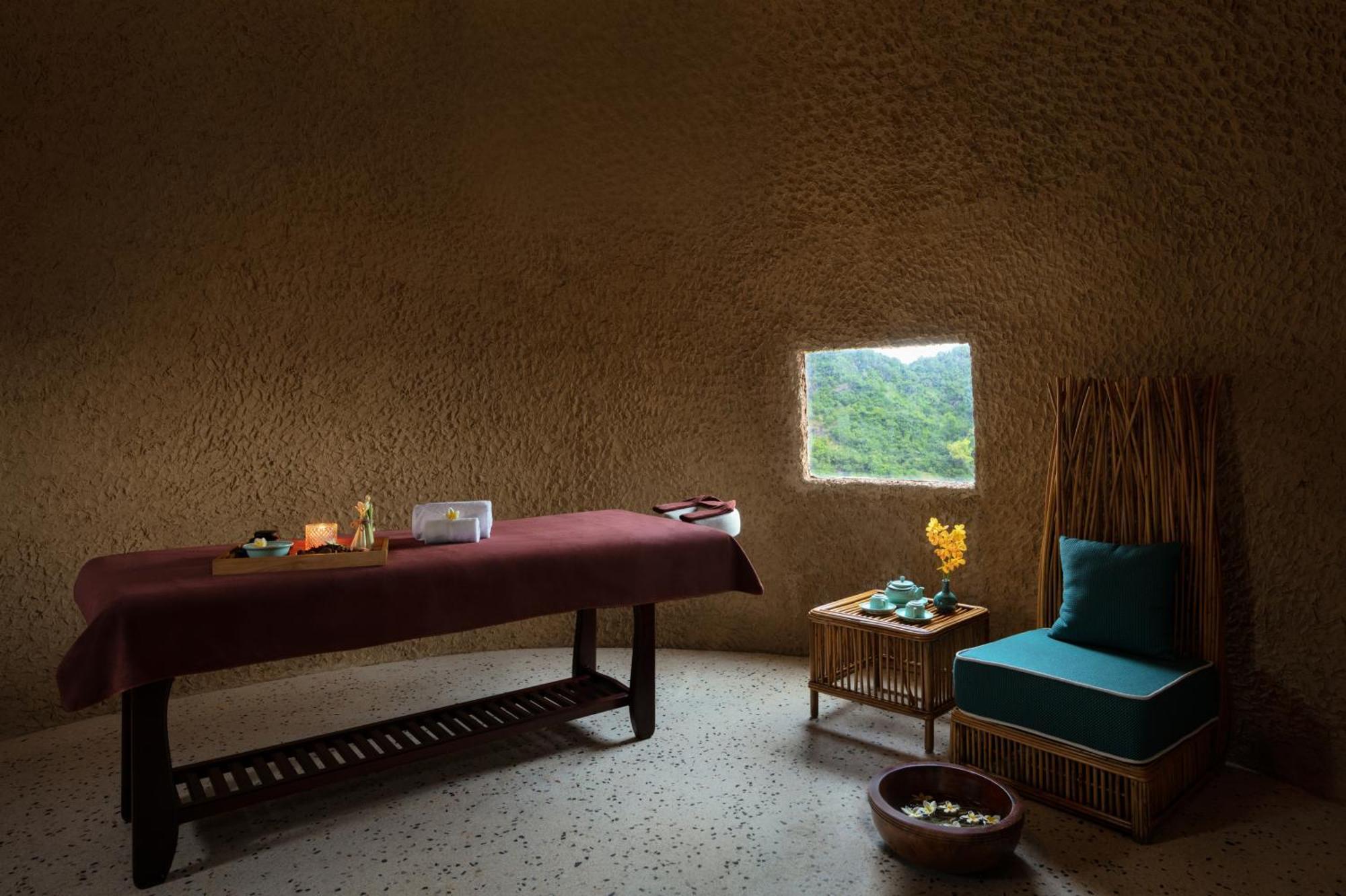 Hotel Perle D'Orient Cat Ba - Mgallery Chan Chau Exterior foto A treatment room at the Banyan Tree Spa